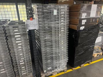 Online veiling: Kunststof stapelbakken op pallet (ca. 100, Zakelijke goederen