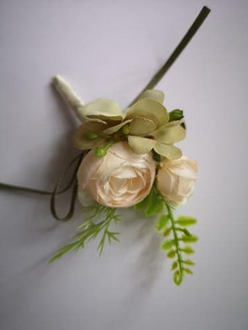 Luxe corsage champagne ranonkels groen met besjes no3, Ophalen of Verzenden, Nieuw