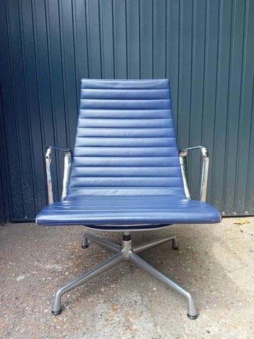 Vitra - Charles & Ray Eames - Stoel - EA116 - Leder - Cobalt