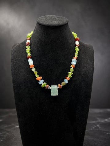 Ruwe aquamarijn-, granaat- en peridot-halsketting |