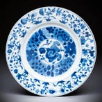 Antiek Chinees blauw-wit bord met Boeddhistische leeuw,