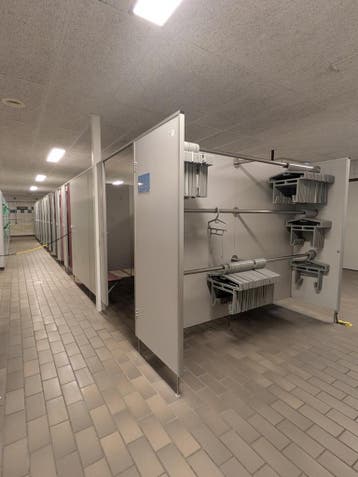 Ca. 15 meter Dubbelzijdige kleedruimte-module — 23x kleed, Nieuw