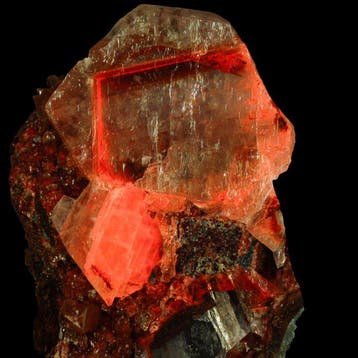Fluorescerend calciet met hematietinclusies Kristallen op, Verzamelen