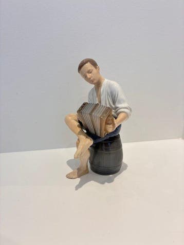 Bing & Grondahl - Figuur - Boy with Accordion #1661 -