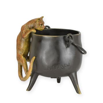 A BRONZE SCULPTURE OF A CAT CLIMBING IN A POT (Interieur), Verzenden, Nieuw