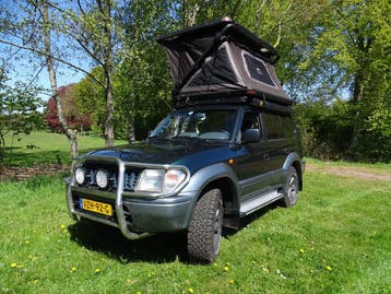 4x4 Camper huren – Toyota Land Cruiser met daktent | km vrij