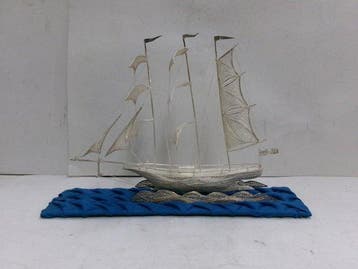 Presenteerblad - Zilver, Een zeilschip gemaakt van zilveren
