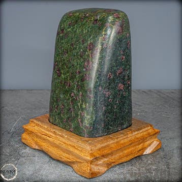 Zeldzame natuurlijke almandijn-garnet in serpentijn Vrije