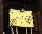 Een eikenhouten staand horloge, Frankrijk, 18e eeuw