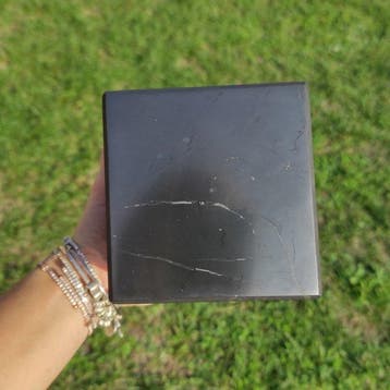 Shungiet Kubus - Hoogte: 10 cm- 2420 g - (1), Verzamelen, Mineralen en Fossielen
