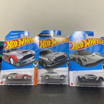 Hot Wheels / Mattel 1:64 - Modelauto (3) - Aston Martin, Nieuw