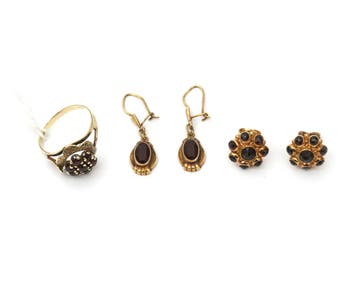 Een lot 14 krt. geelgouden sieraden bezet met granaat, Gebruikt