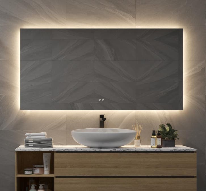 Design badkamer spiegel met fraaie verlichting en verwarming, Huis en Inrichting, Badkamer | Badkamermeubels, Minder dan 25 cm