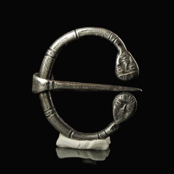 Viking periode Zilver /Saxon Cloak-speld met gezichten