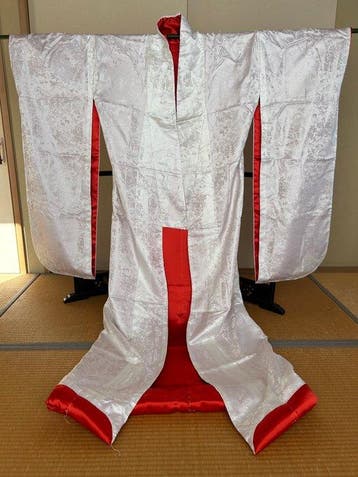 Japanse oude kimono. Wit en onschuldig, ophangen.