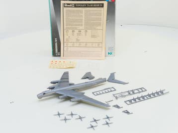 Schaal 1:144 Revell 4602 Tupolev TU-95 Bear D        #238, Ophalen of Verzenden, Gebruikt, Revell