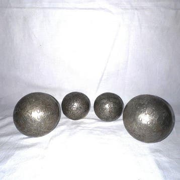 Oude Franse boulekogels (Boules Cloutées) – 4-delige set -, Verzamelen, Nieuw