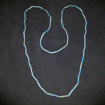 Oud-Egyptisch Faience Blauwe halsketting. 88 cm lang.