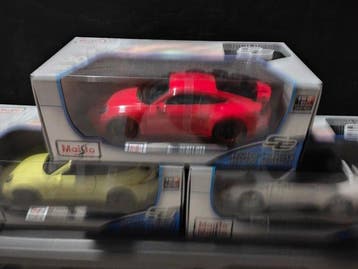 Maisto 1:18 - Model sportwagen (3) - Porsche 911 Targa 4 GTS, Nieuw