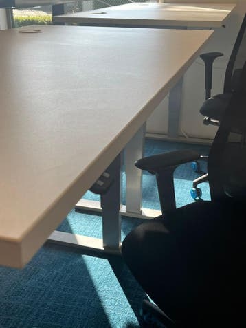 Zit sta bureau Nieuwstaat, Inclusief kabelmanagement, In hoogte verstelbaar, Zo goed als nieuw