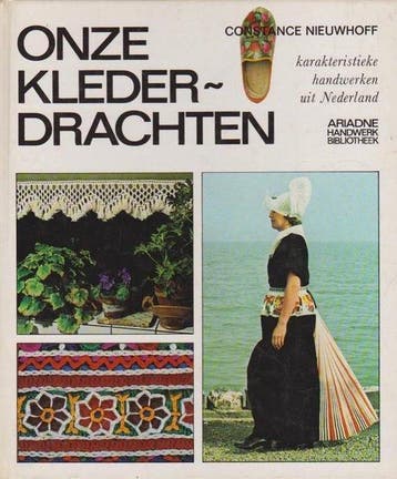 Onze klederdrachten / Ariadne handwerkbibliotheek -, Verzenden, Gelezen, Nieuwhoff