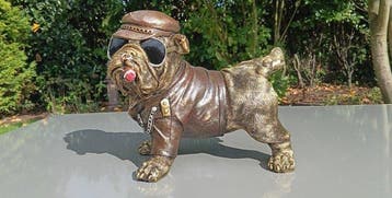 tilt zijn poot op - Beeld, Bulldog in steampunk uitgevoerd -