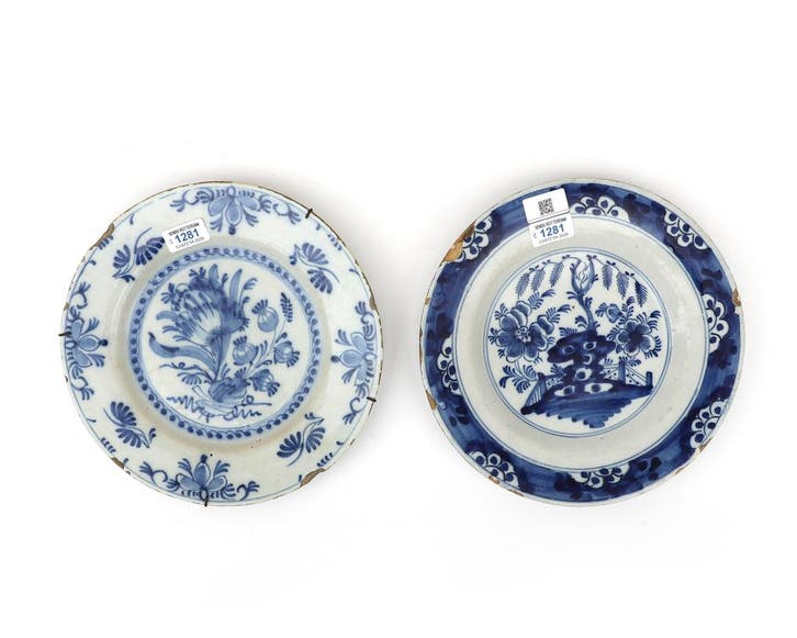 Twee diverse blauw aardewerk borden. Delft, 18e eeuw, Antiek en Kunst, Antiek | Keramiek en Aardewerk