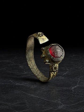 Islamitisch Brons Ring met rode steen uit de 12e tot en met