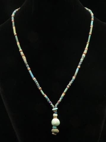 Oud-Egyptisch Sieraad gemaakt van glazen en faience mummie