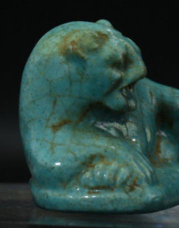 Oud-Egyptisch Faience Glaed-amuleet van een liggende