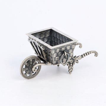 H. Hooijkaas - Kruiwagen met mand - Beeldje - .835 zilver, Antiek en Kunst, Antiek | Goud en Zilver