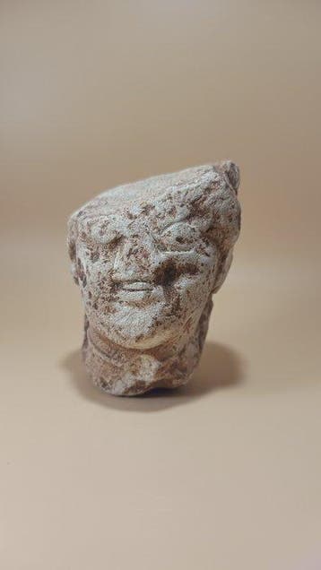 Cypriotisch kalksteen Archaïsch Koré-hoofd. Spaanse
