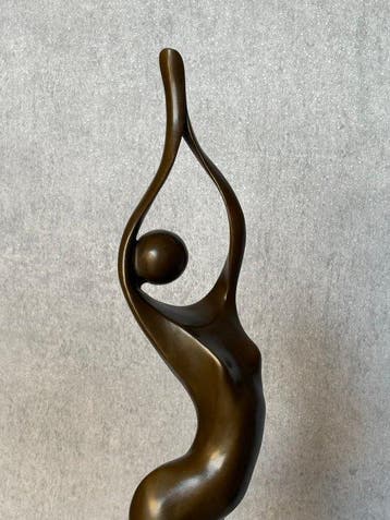 Beeld, Modern standbeeld 55 cm - 55 cm - Brons, Marmer