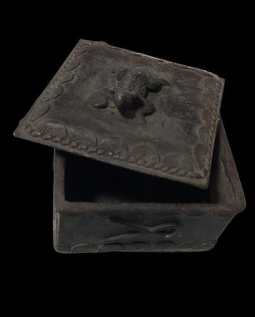 Baule goud poeder bewaar doosje ( 9x9x5 cm, 430 gr. ) -, Antiek en Kunst