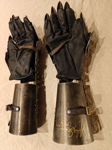 Lord of the Rings - Pair of Witch King gauntlets — Signed by, Verzamelen, Nieuw