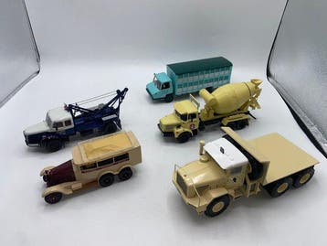 Hachette, IXO 1:43 - Model vrachtwagen (5) - Verzameling, Nieuw