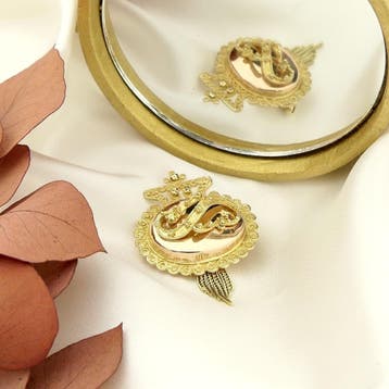 Antieke bicolor gouden broche van een mutsenbel, Sieraden, Tassen en Uiterlijk, Broches, Ophalen of Verzenden, Gebruikt, Goud
