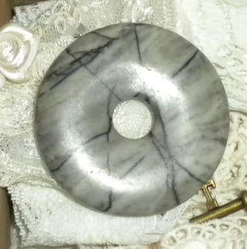 Edelsteen kraal Donut hanger Bedel 45mm grijs met zwarte..., Ophalen of Verzenden, Nieuw, Kraal