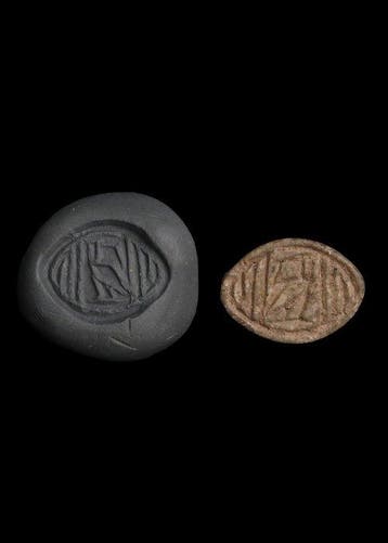 Oude Egypte, Nieuwe rijk Hardstone Cowroid met gestileerde