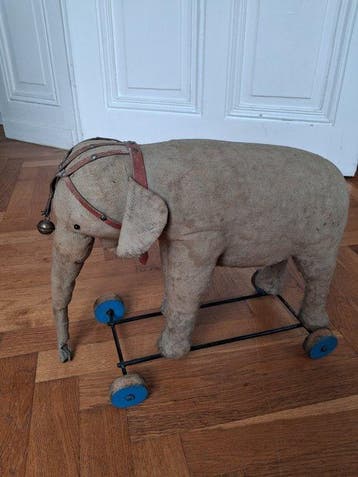 Attributed To Steiff - Speelgoed - Elephant on Wheels -