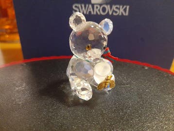 Swarovski - Beeldje - Kris Bear - With honey pot - 213068 -, Antiek en Kunst
