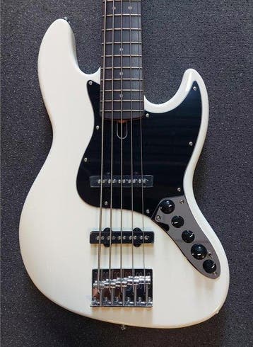 Sire Marcus Miller - V3 A5/AWH Antique White - - 5-snarige, Muziek en Instrumenten, Nieuw