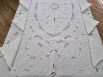 Tovaglia cotone gran misura 18 posti ricamo intaglio a