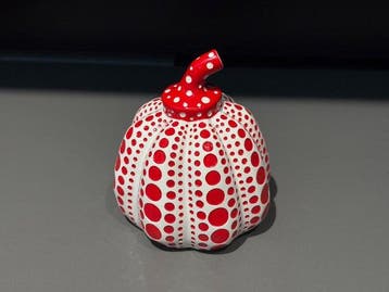Yayoi Kusama (1929) - sculptuur, Red Dot Pumpkin - 9 cm -, Nieuw