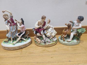 Figuur - Lote de 3 figuras de porcelana policromada de