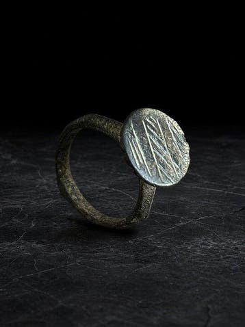 Byzantijns Brons Zegelring met geometrische gravering uit de