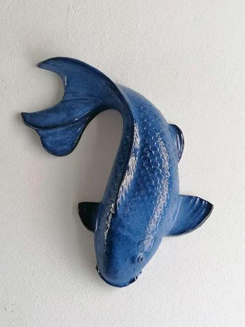 Vanessa Bonino - sculptuur, Blue Koi carp - 37 cm - Majolica