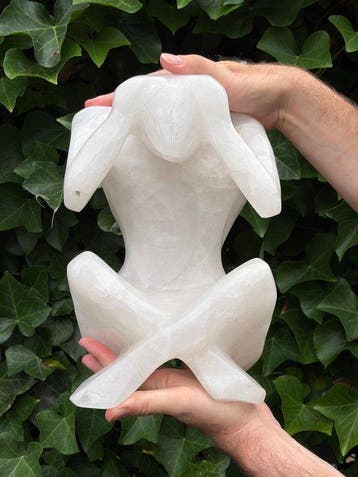 XXL Calciet edelsteen sculptuur – Zittende Denker – 9 kg -, Verzamelen