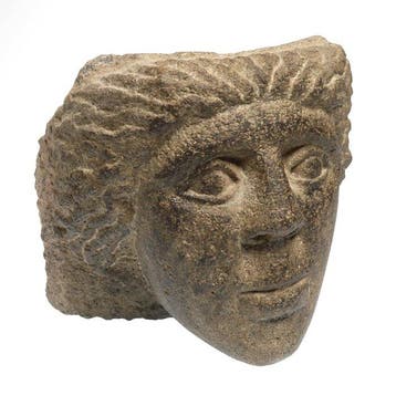 Oud-Romeins basalt Hoofd in Tondo van een jonge man