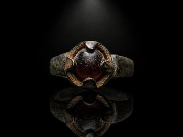 Middeleeuws Brons Ring met rode cabochon-edelsteen (Zonder